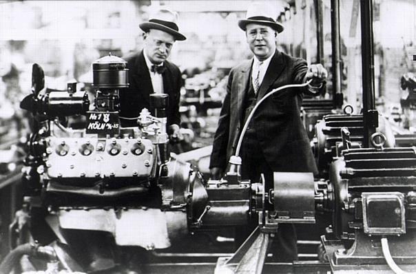 Der erste Ford V-8 Motor aus dem Ford Werk Koeln-Niehl, 1935. 